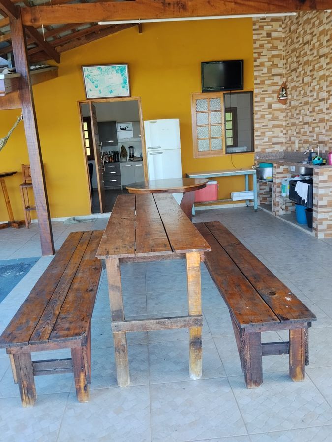 Churrasqueira e fogão a lenha do Recanto dos Canários — área gourmet próxima à piscina, Paraibuna SP