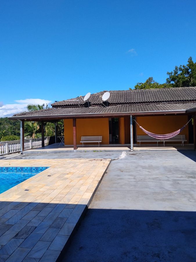 Corredor externo coberto com acesso às suítes da chácara Recanto dos Canários, Paraibuna SP