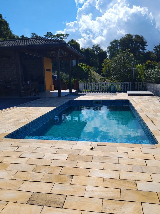 Piscina privativa da chácara Recanto dos Canários em Paraibuna SP — um dos diferenciais da região