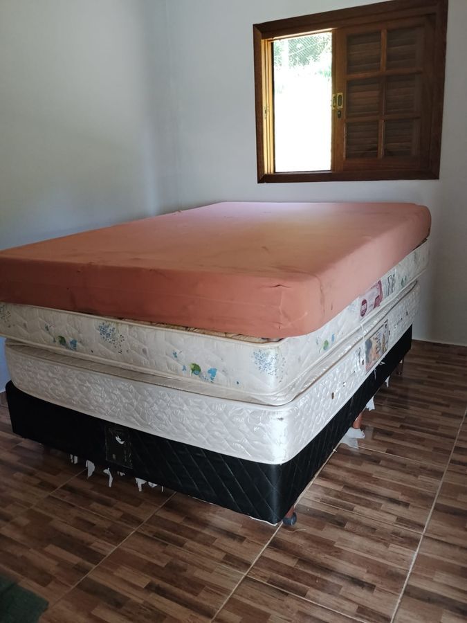 Suíte 5 do Recanto dos Canários — quarto espaçoso em chácara completa de temporada em Paraibuna SP